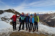 64 In vetta alla Cima di Lemma (2348 m) con gli amici di Bagnatica, Pizzo Scala e Alpi Retiche da sfondo 